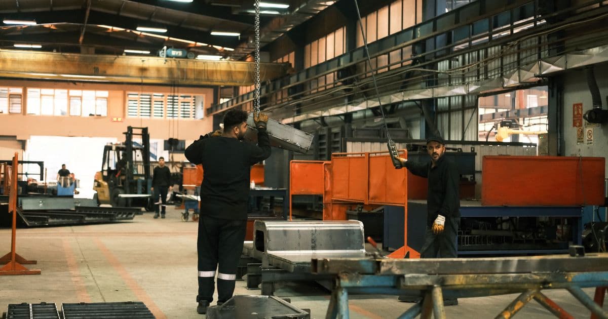 Operarios trabajando con maquinaria en una planta de fabricación