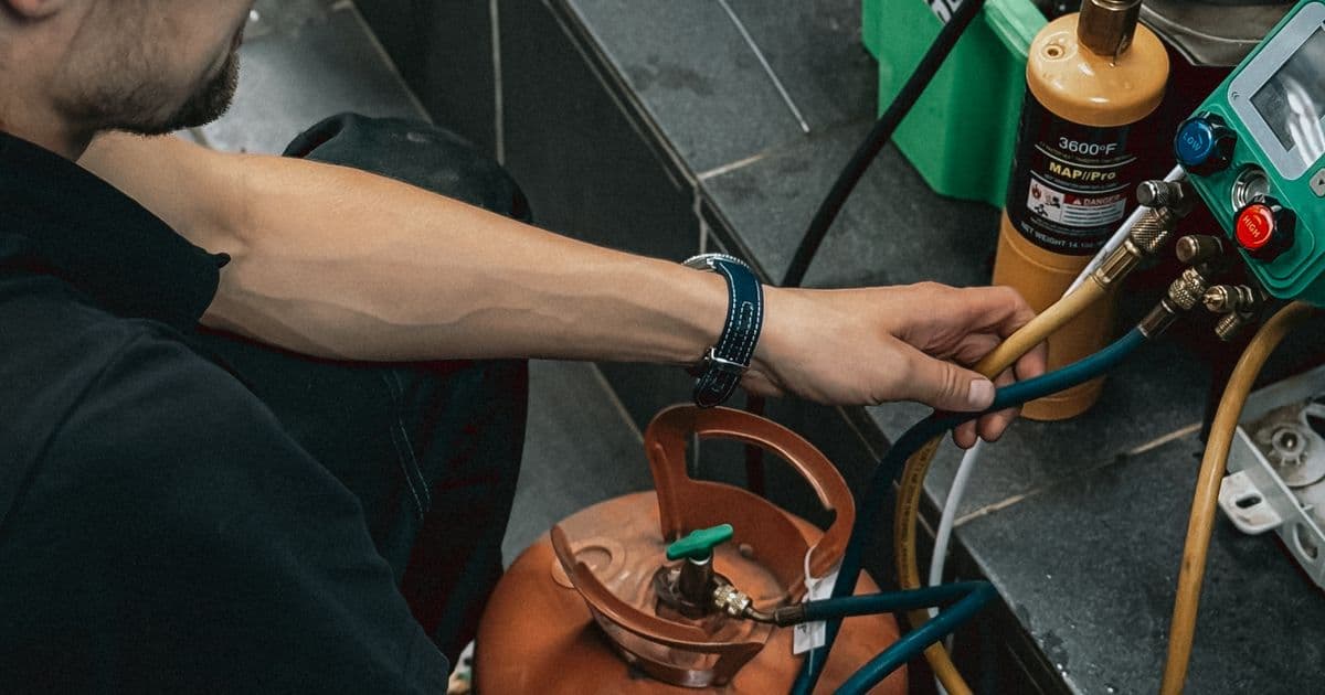 Técnico trabajando con manómetros e instrumentación en un taller industrial